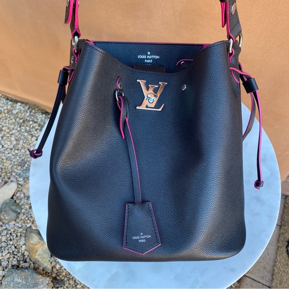 SOLD Louis Vuitton Lockme Calfskin Bucket Bag - Picture 3 of 16